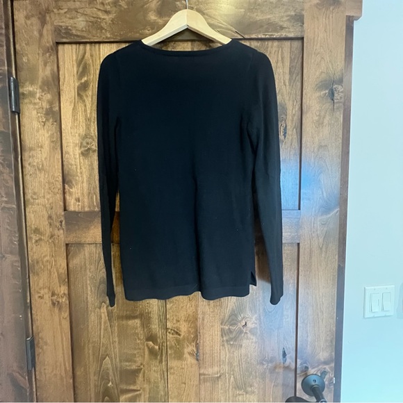 Black woman’s size medium Old Navy V-Neck sweater. - Picture 5 of 5